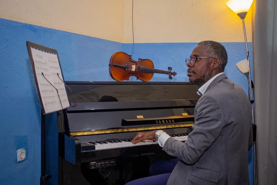 Lezione di pianoforte alla Casa da Música di Benguela