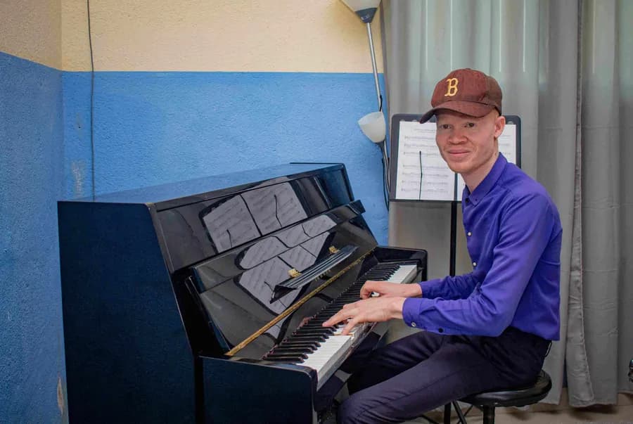 Studente al pianoforte alla Casa da Música di Benguela