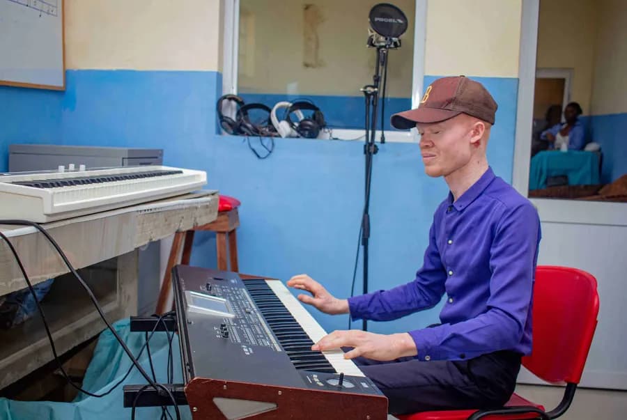 Tastiera e microfono nello studio della Casa da Música di Benguela
