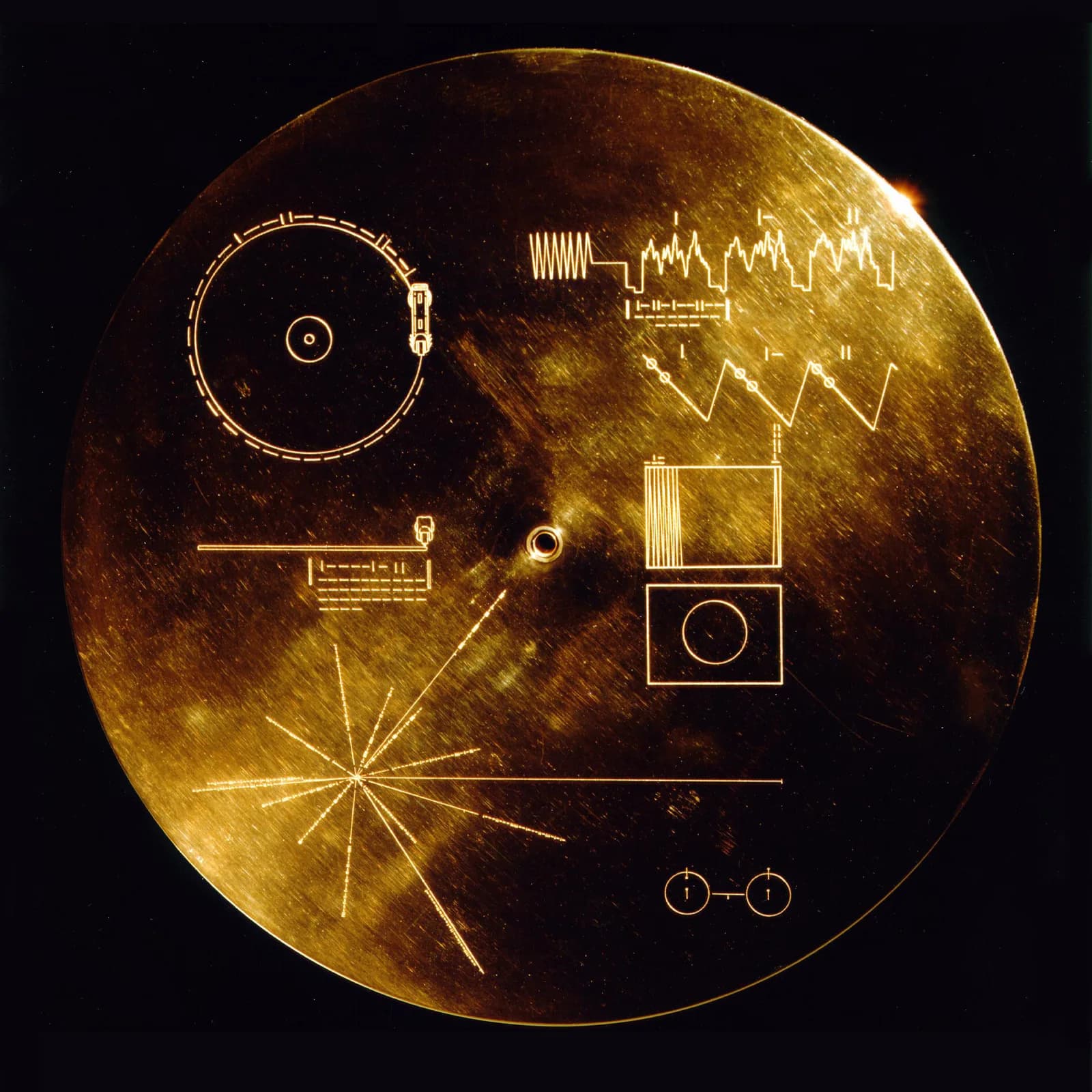Cover of the Voyager Golden Record with its engraved instructions (NASA/JPL-Caltech)